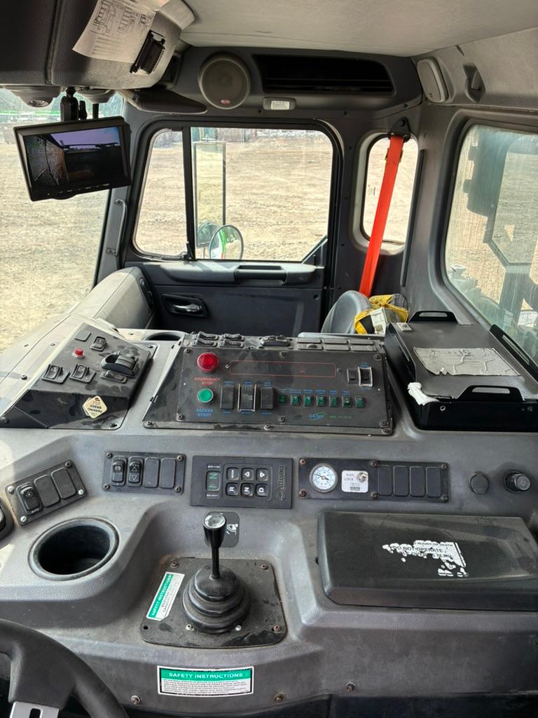 2020 Peterbilt E-Z Pack Front Loader - image 18