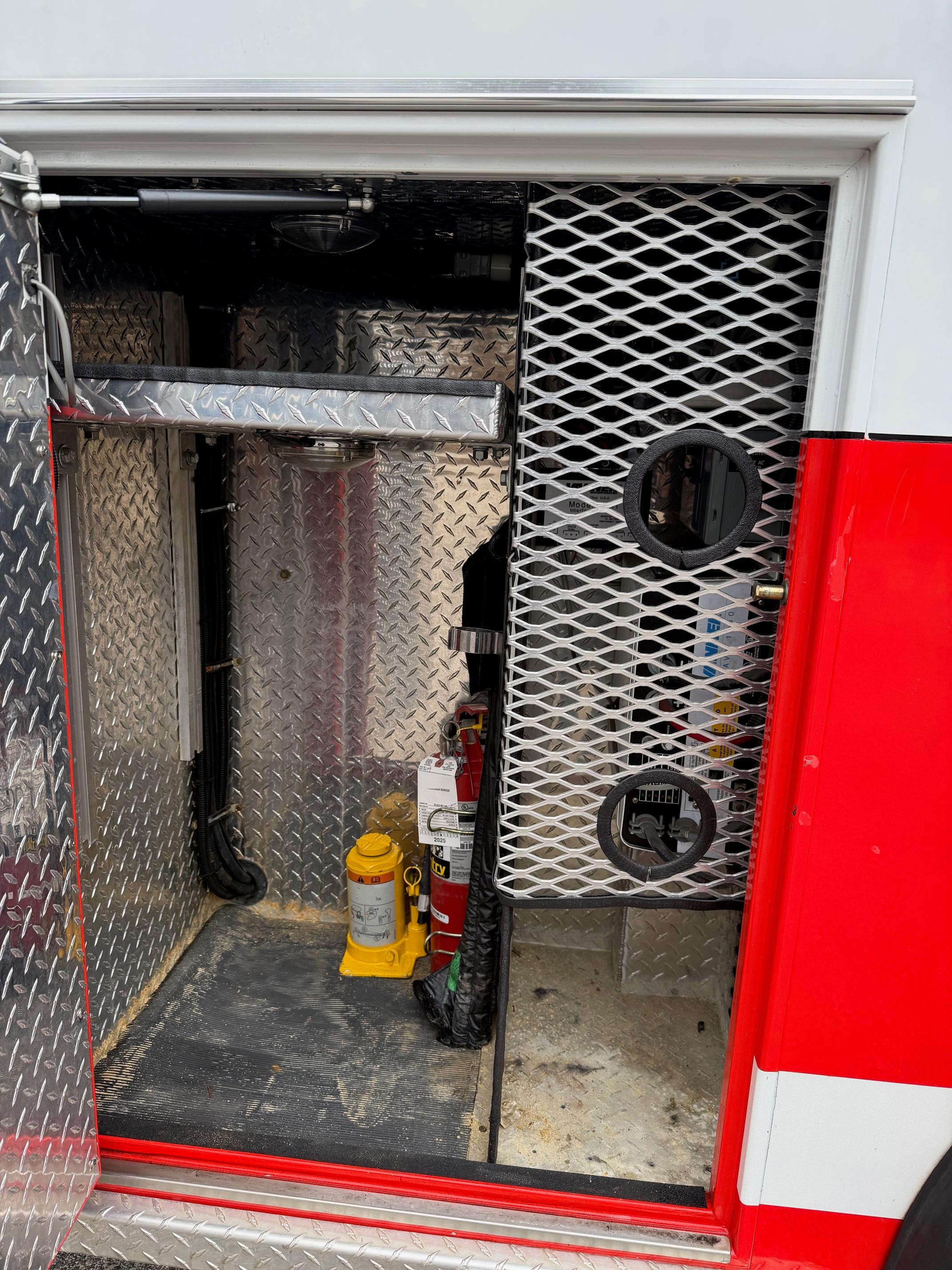 2006 Horton Ford 4x4 Type III Ambulance - image 7