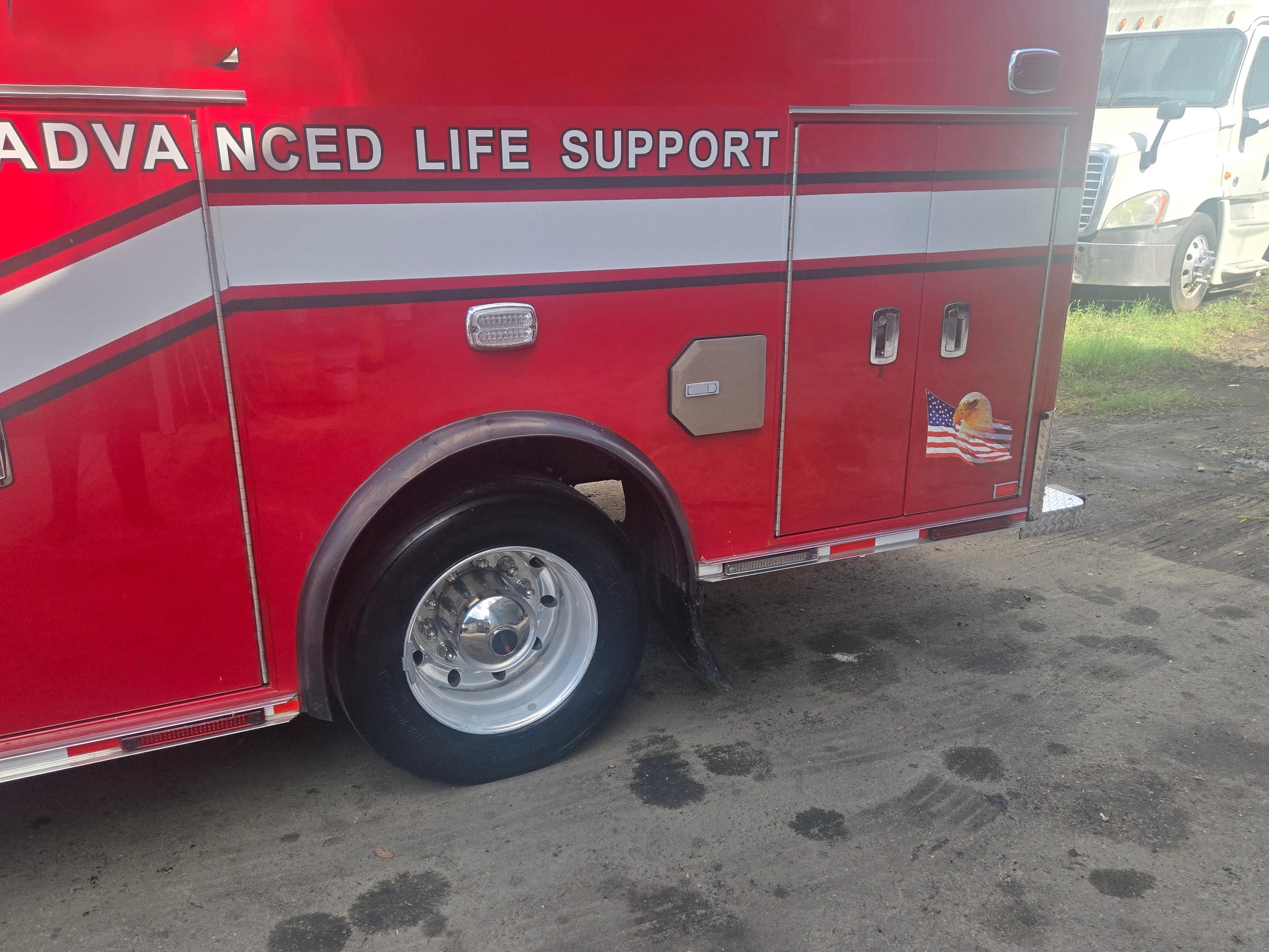 2015 Freightliner M2 107 Type I Ambulance - image 3