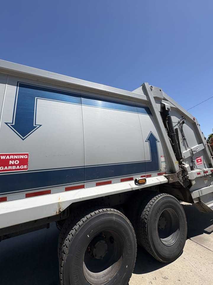 2012 Mack E-Z Pack Rear Loader — photo 6