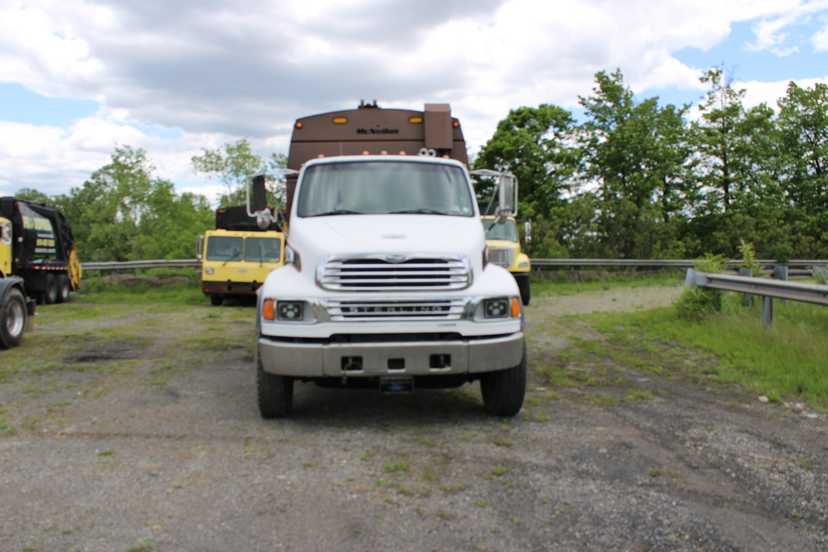2005 Sterling McNeilus Rear Loader — photo 3