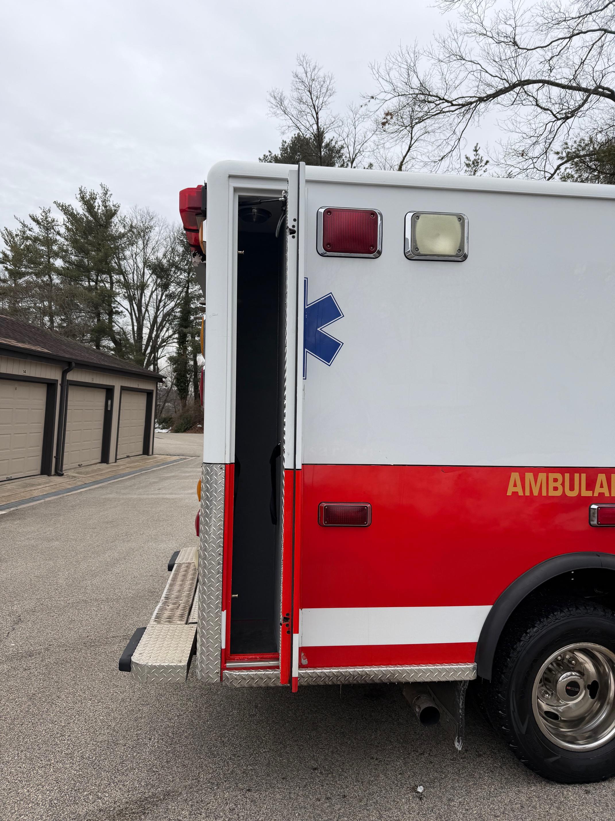 2006 Horton Ford 4x4 Type III Ambulance - image 3