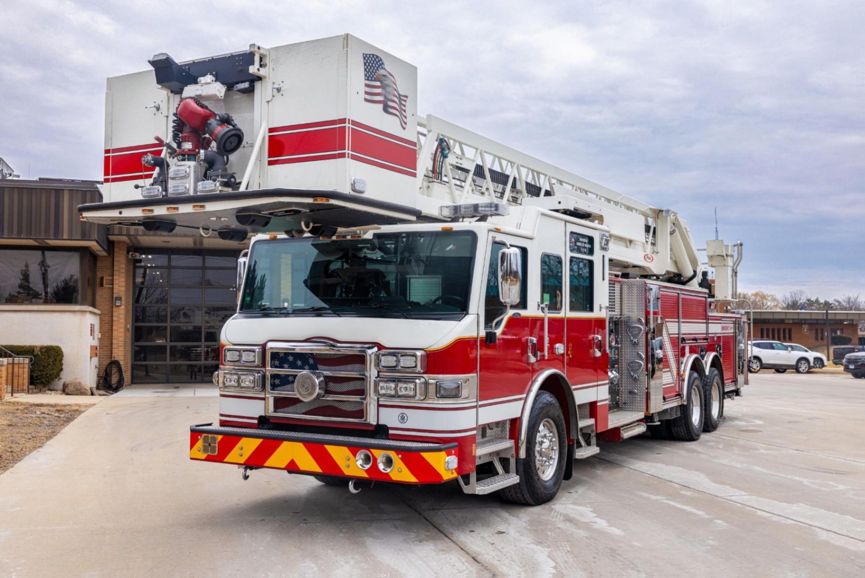 2016 Pierce Velocity 100' Quint - image 12