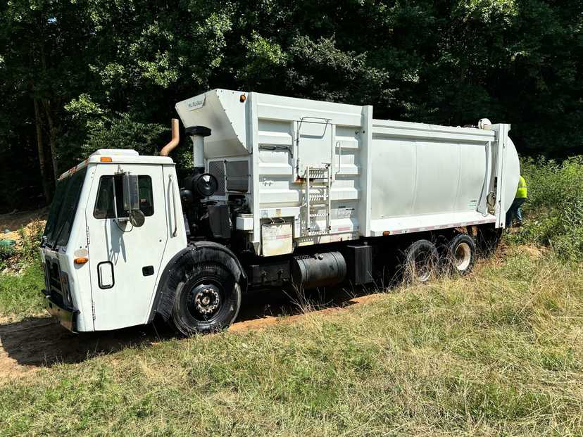 2010 Mack McNeilus Automated Side Loader
