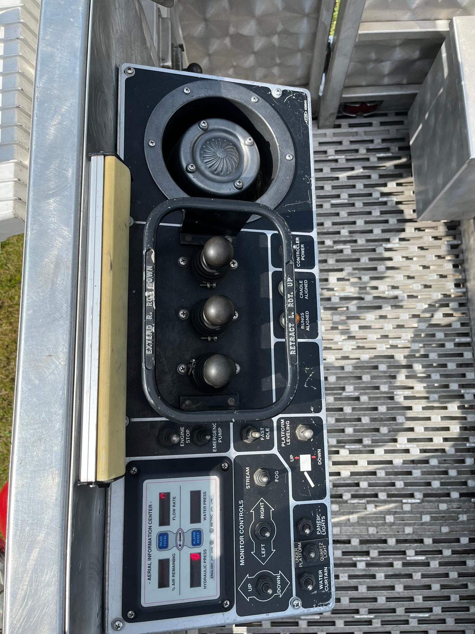 2003 E-One Cyclone 95' Aerial - image 37