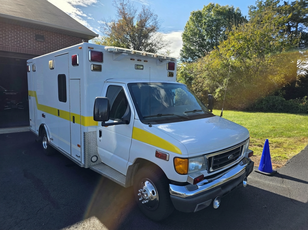2004 PL-Custom Ford Type III Ambulance - image 2
