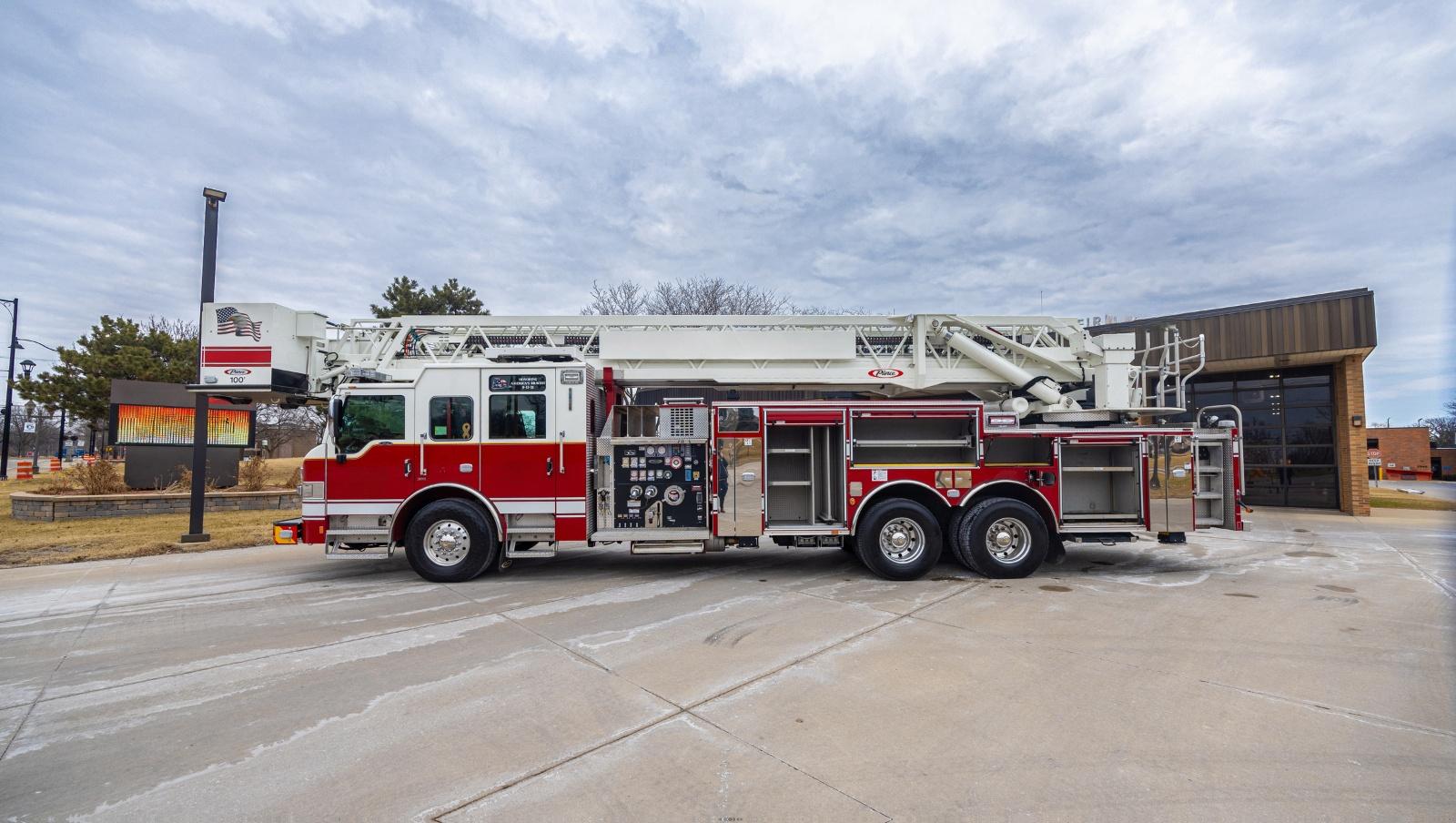 2016 Pierce Velocity 100' Quint - image 5