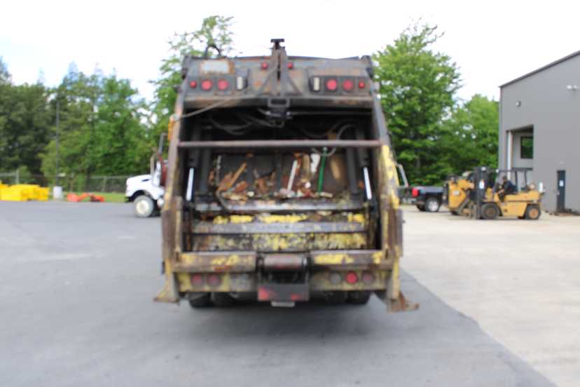 2009 Freightliner Heil Rear Loader — photo 7