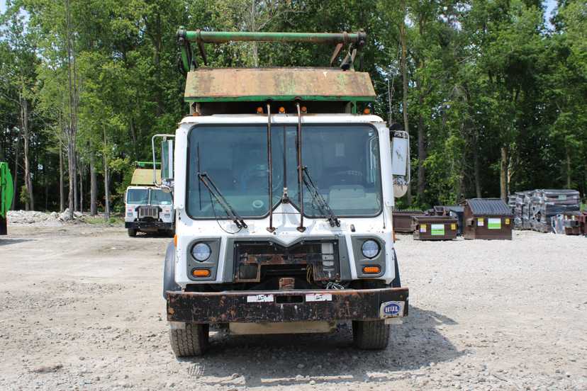 2017 Mack Heil Front Loader — photo 2