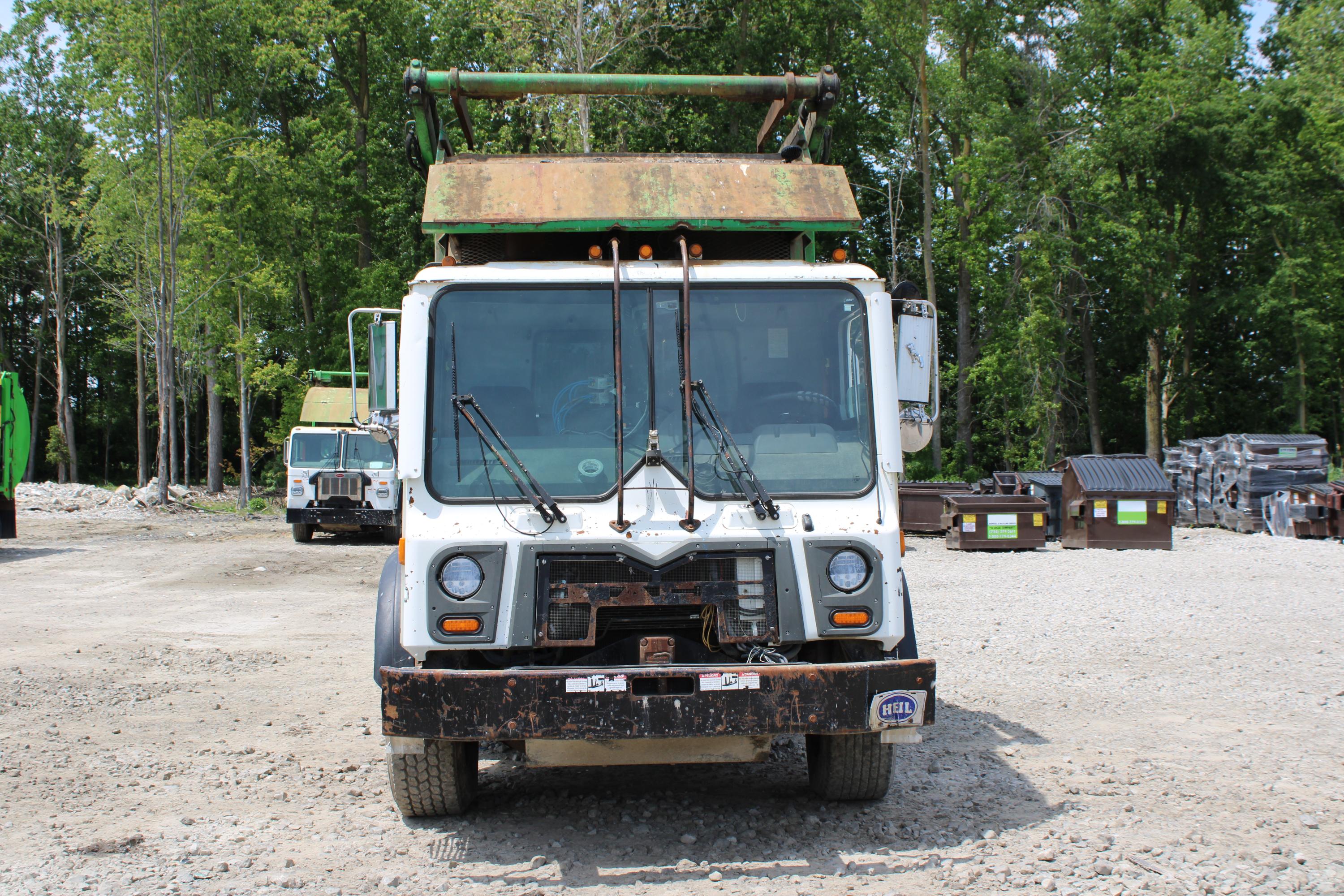 2017 Mack Heil Front Loader - image 2