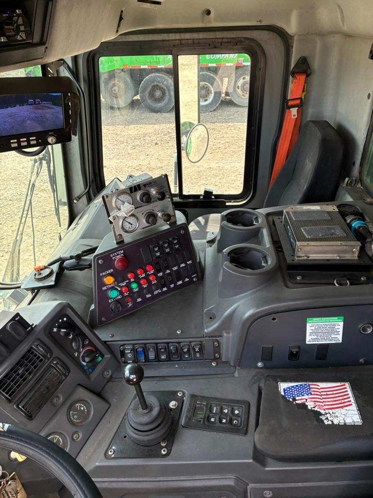2017 Mack Heil Front Loader - image 14