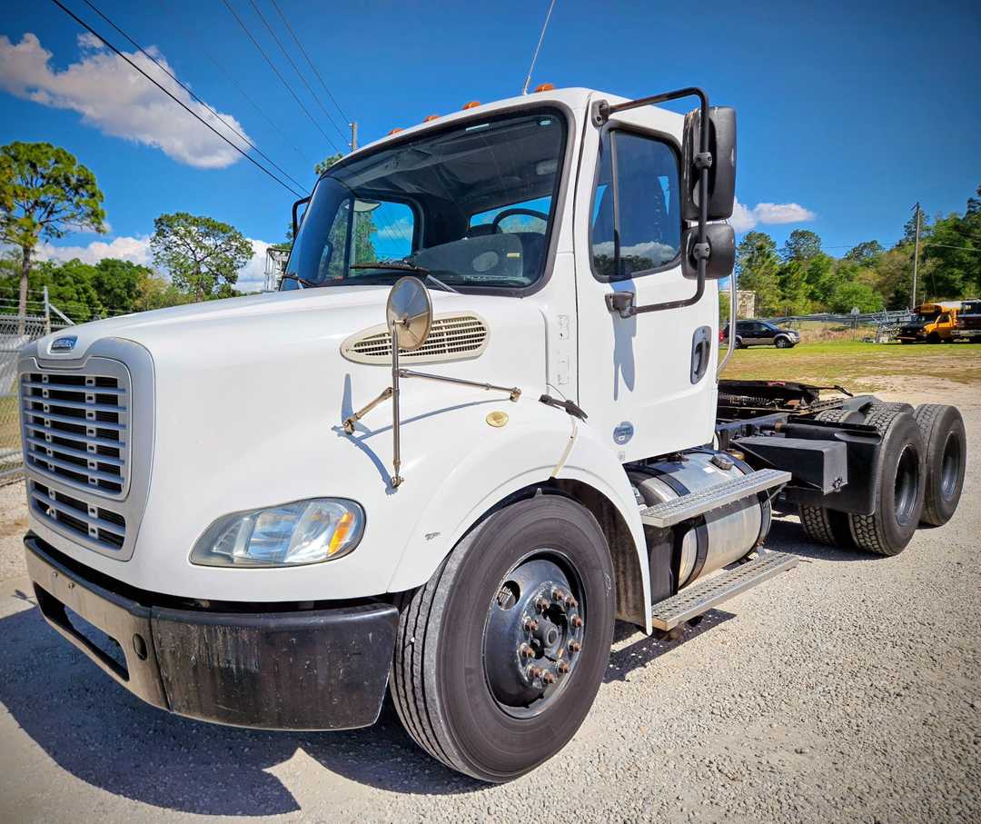 2015 Freightliner M2 Day Cab