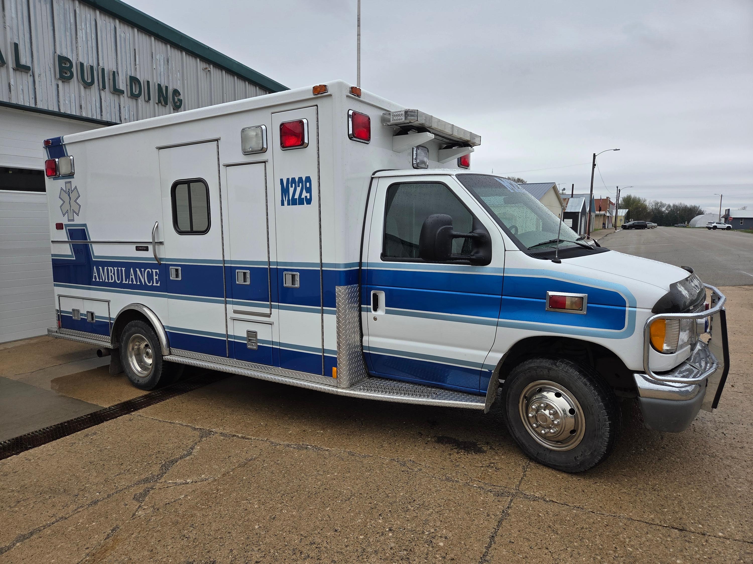 1999 MedTec Ford Type III Ambulance - image 2