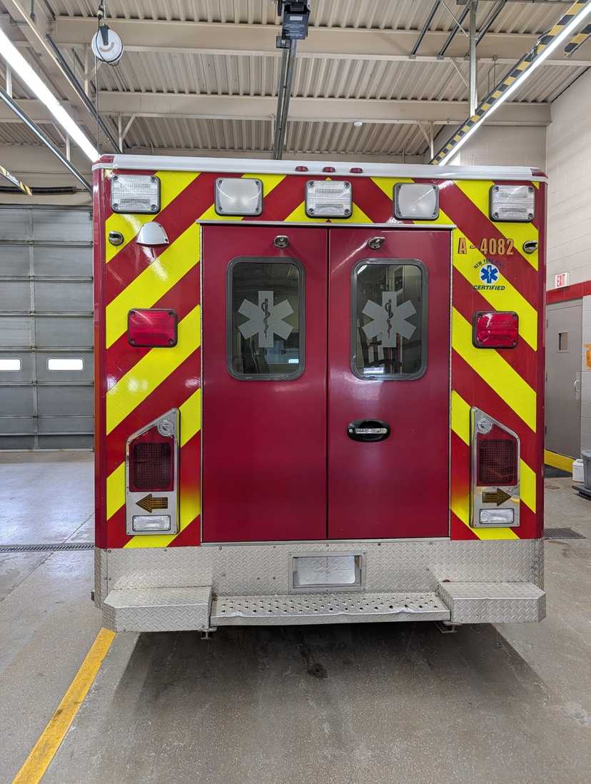 2010 Chevrolet Express 4500 Type III Ambulance — photo 3
