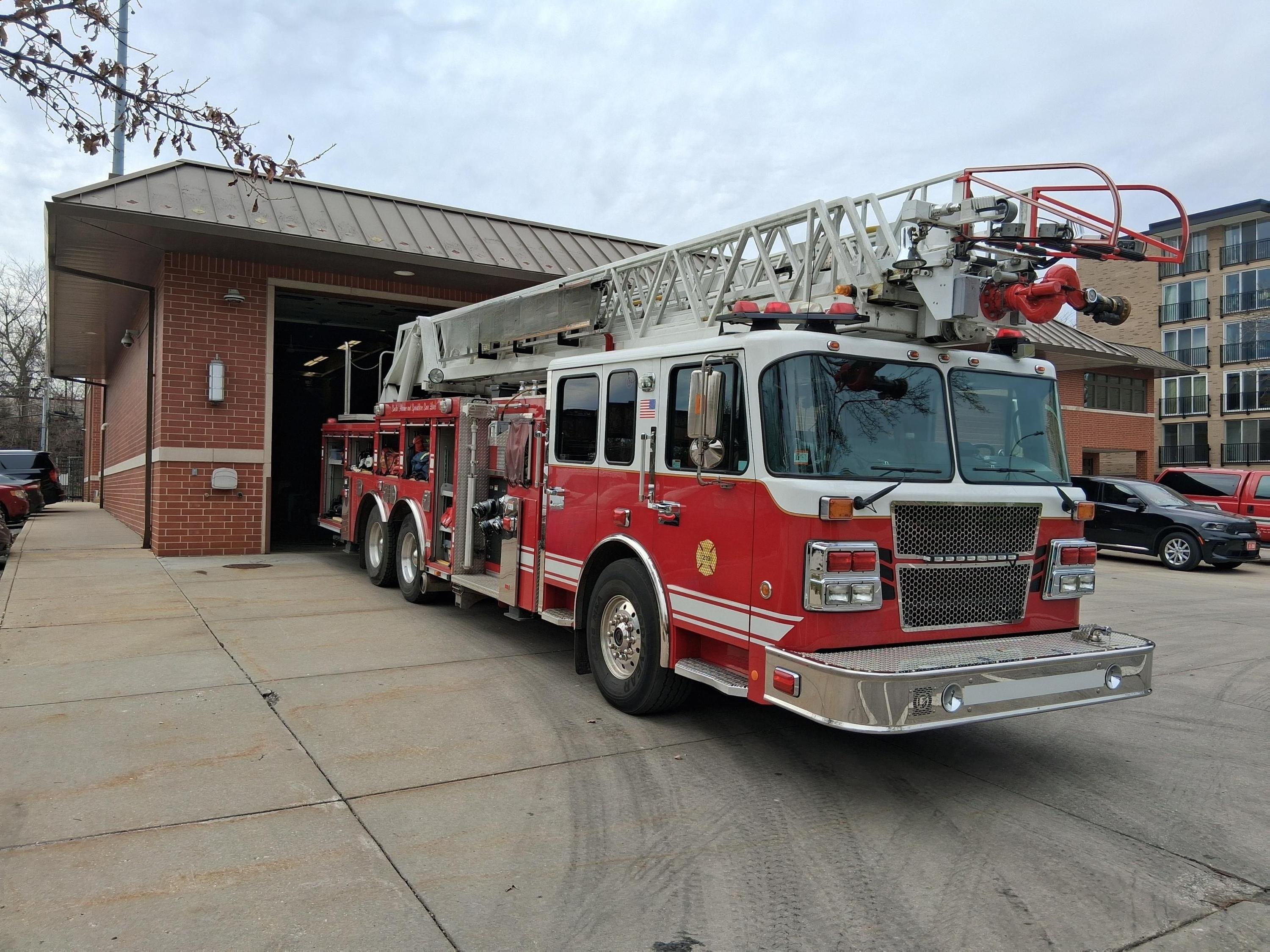 2013 Spartan Sirius MFD 105' Quint - image 6