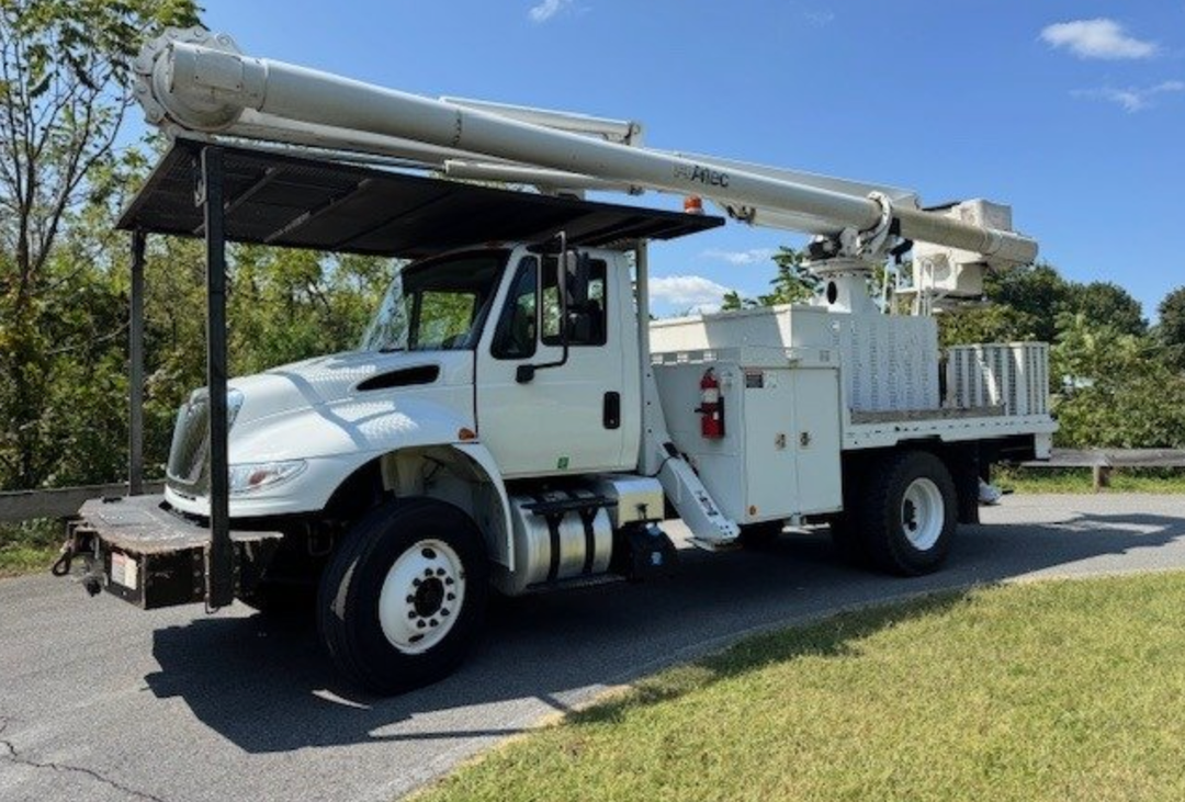 2016 International Durastar 4300 Bucket Truck w/ Altec LR760-E70 Boom (75 ft)