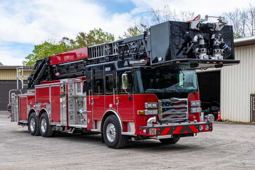 2025 Pierce Enforcer 100' Quint — photo 2