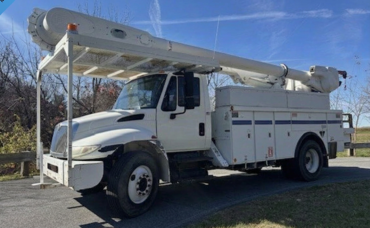 2006 International 4300 Bucket Truck w/Altec AM55 Boom - image 21