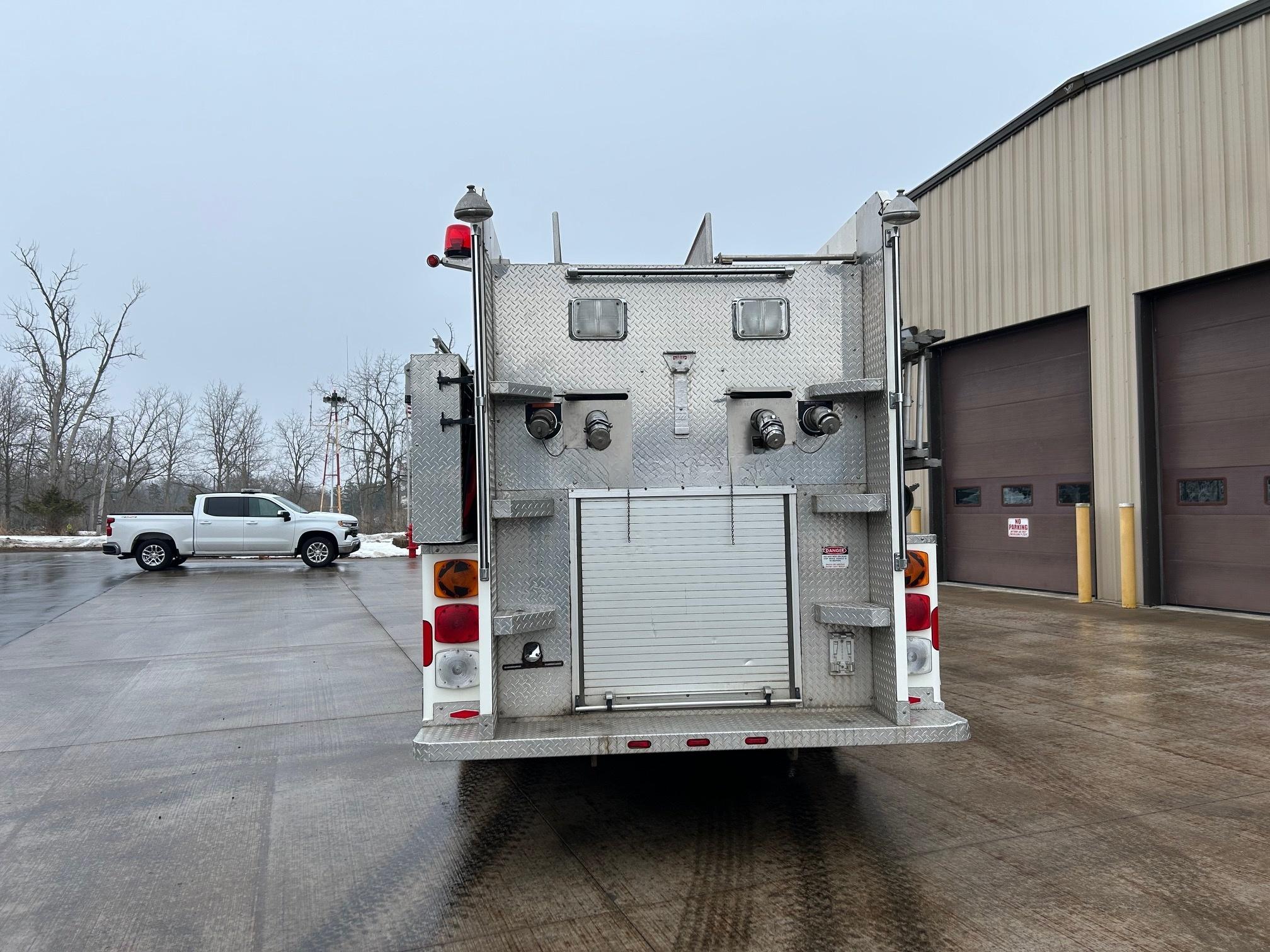 1995 3D International Pumper Tanker - image 4