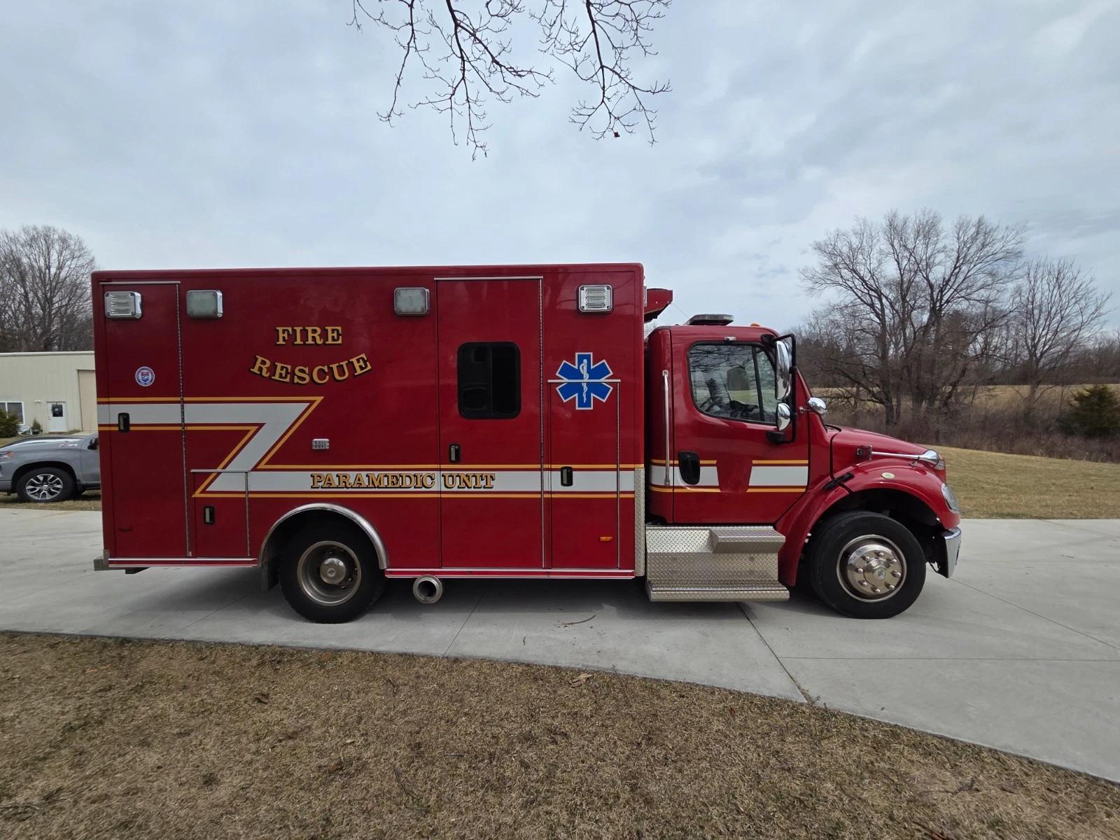 2016 PL-Custom Freightliner Type I Ambulance - image 2