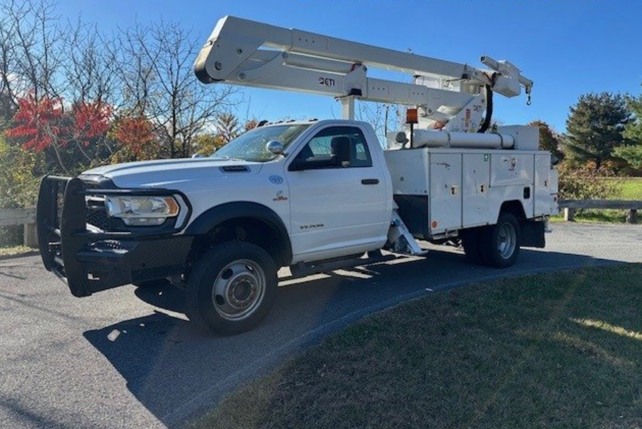 2020 Ram 5500 4x4 Bucket Truck w/ ETI ETOMH40-IH Boom (45 ft) - image 17
