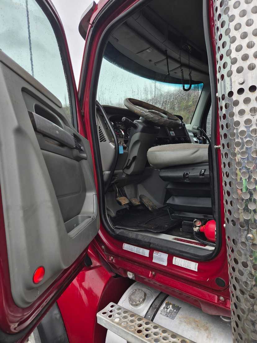 2016 Kenworth T880 Dump Truck — photo 2