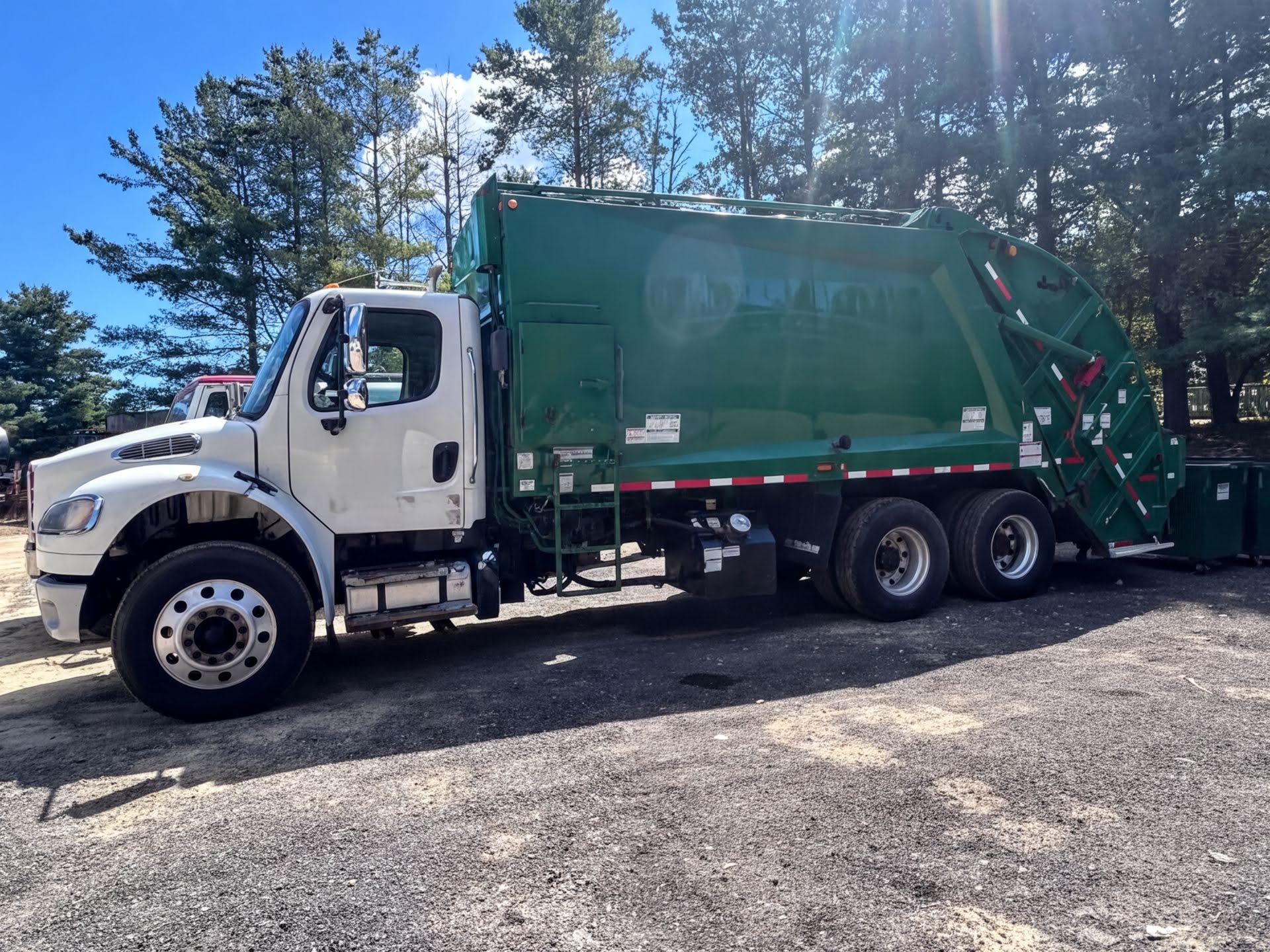 2017 Freightliner McNeilus Rear Loader - image 1