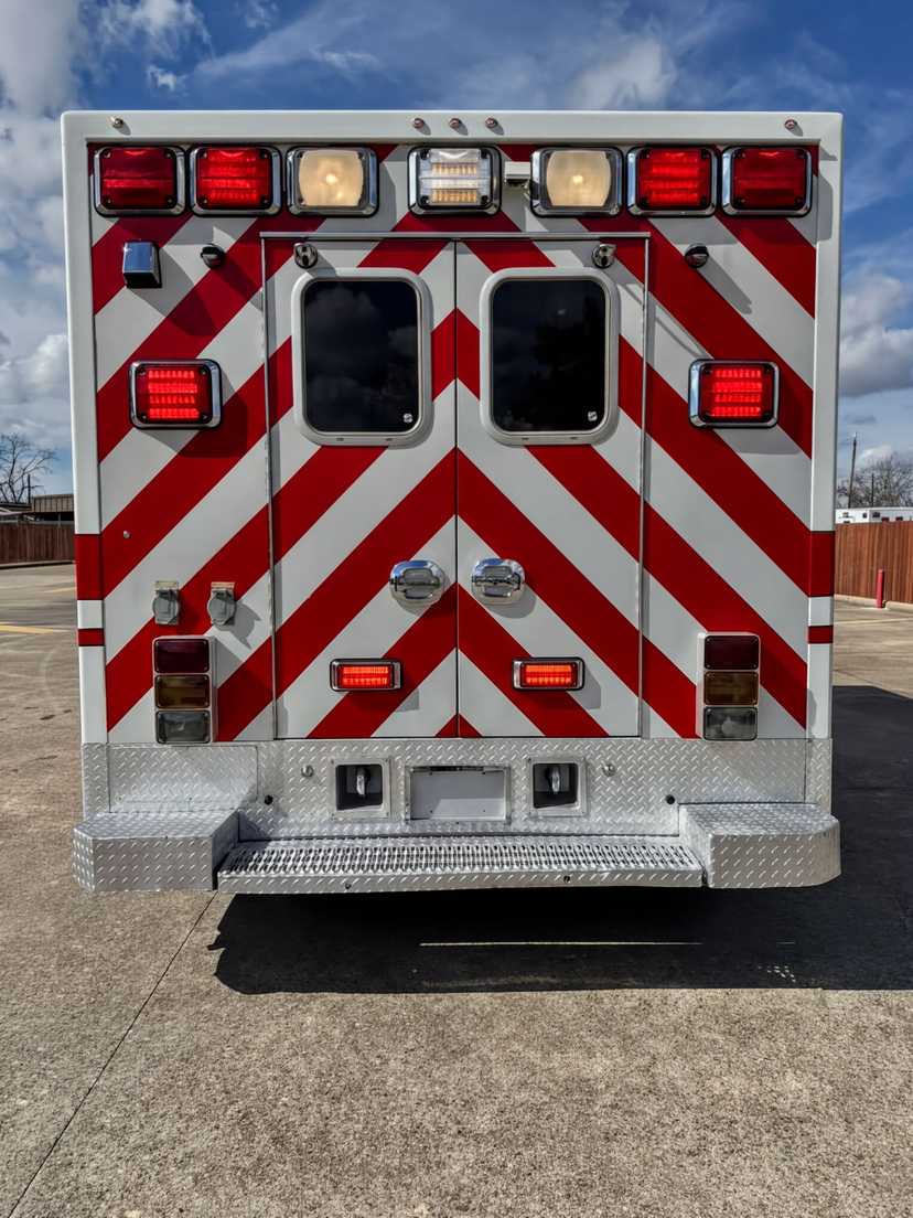2016 Taylor Made Chevrolet Type III Ambulance — photo 4