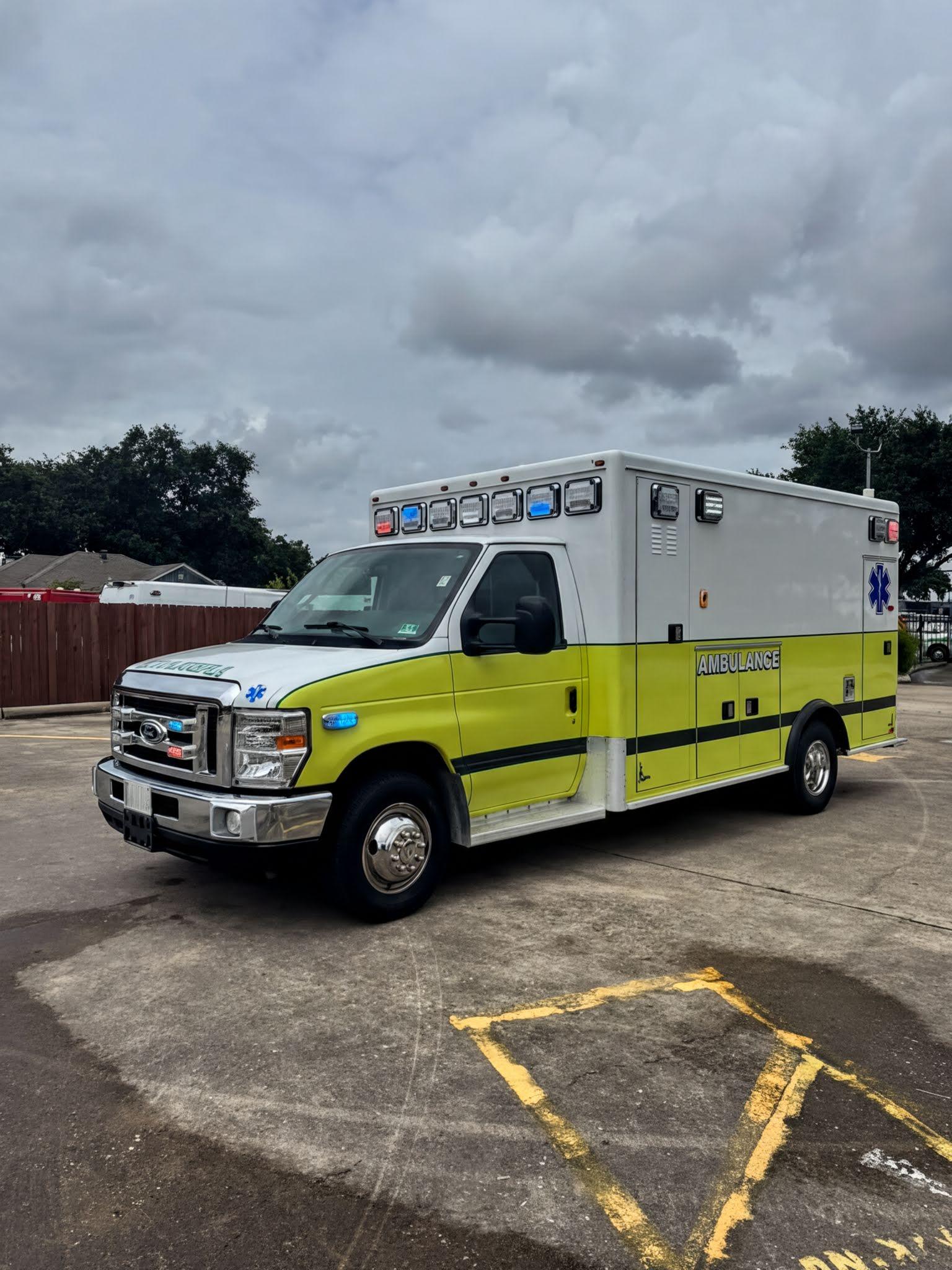 2016 PL-Custom Ford Type III Ambulance - image 2