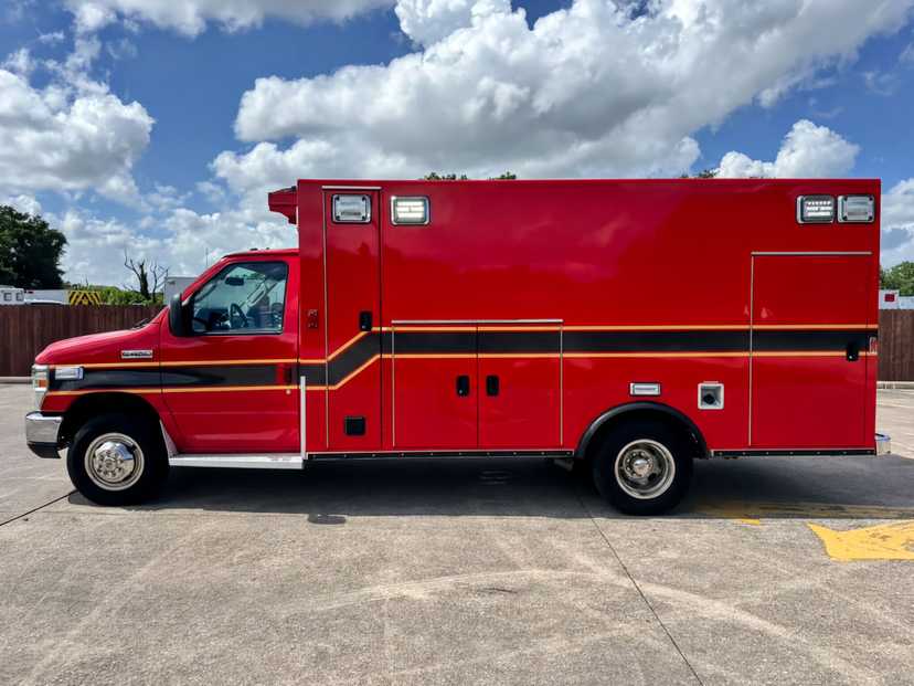 2016 Braun Ford Type III Ambulance — photo 2