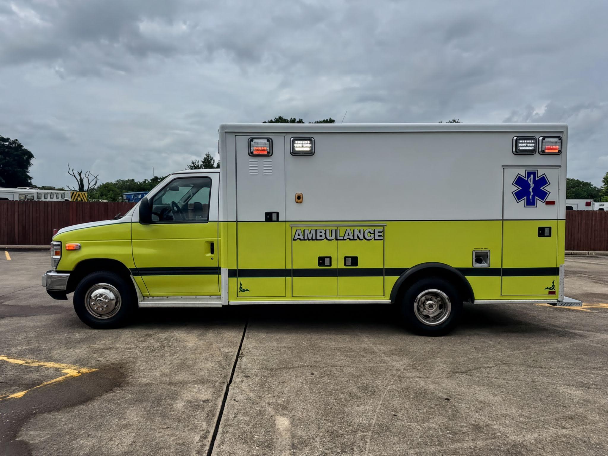 2016 PL-Custom Ford Type III Ambulance - image 1