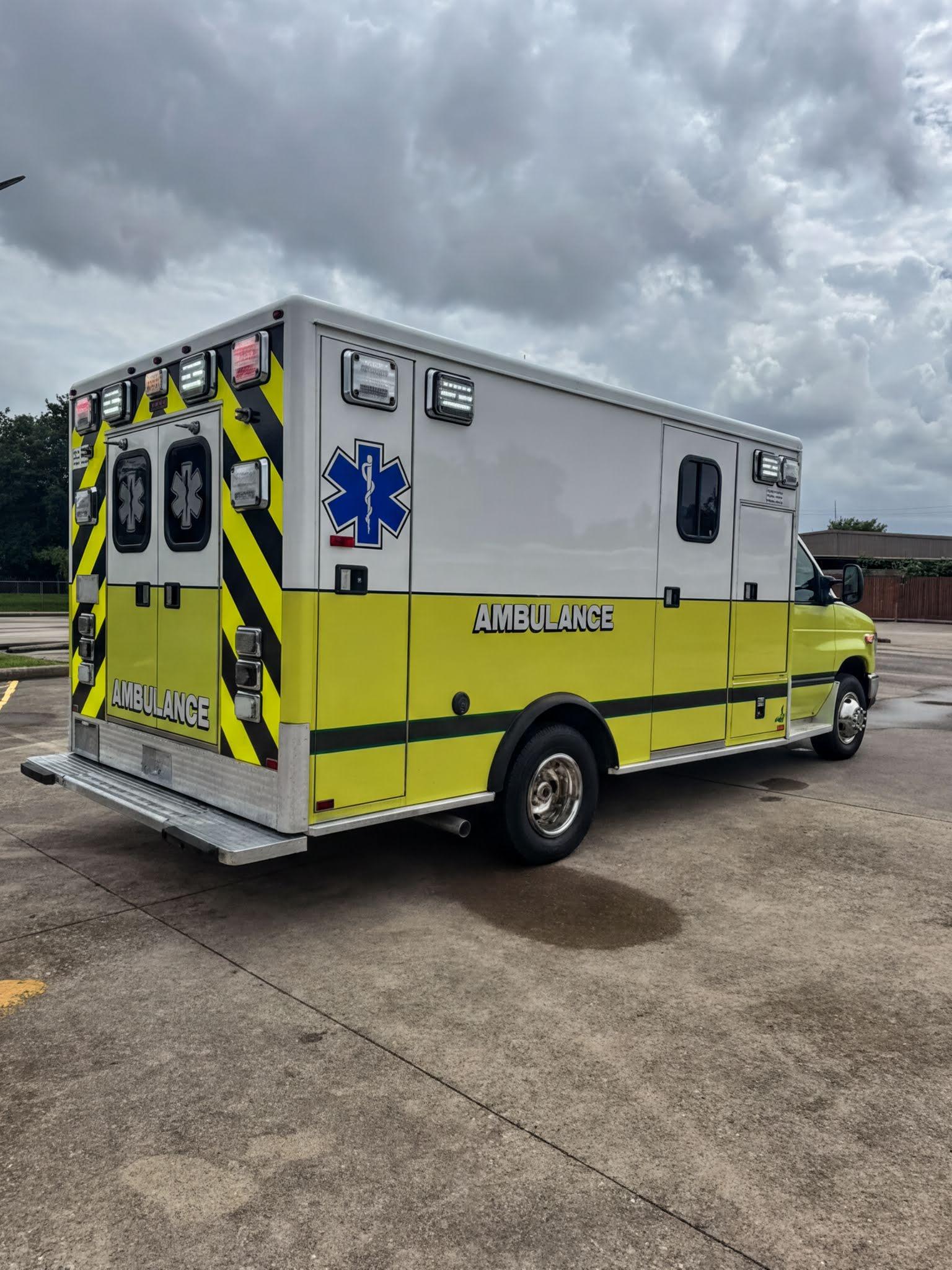 2016 PL-Custom Ford Type III Ambulance - image 5