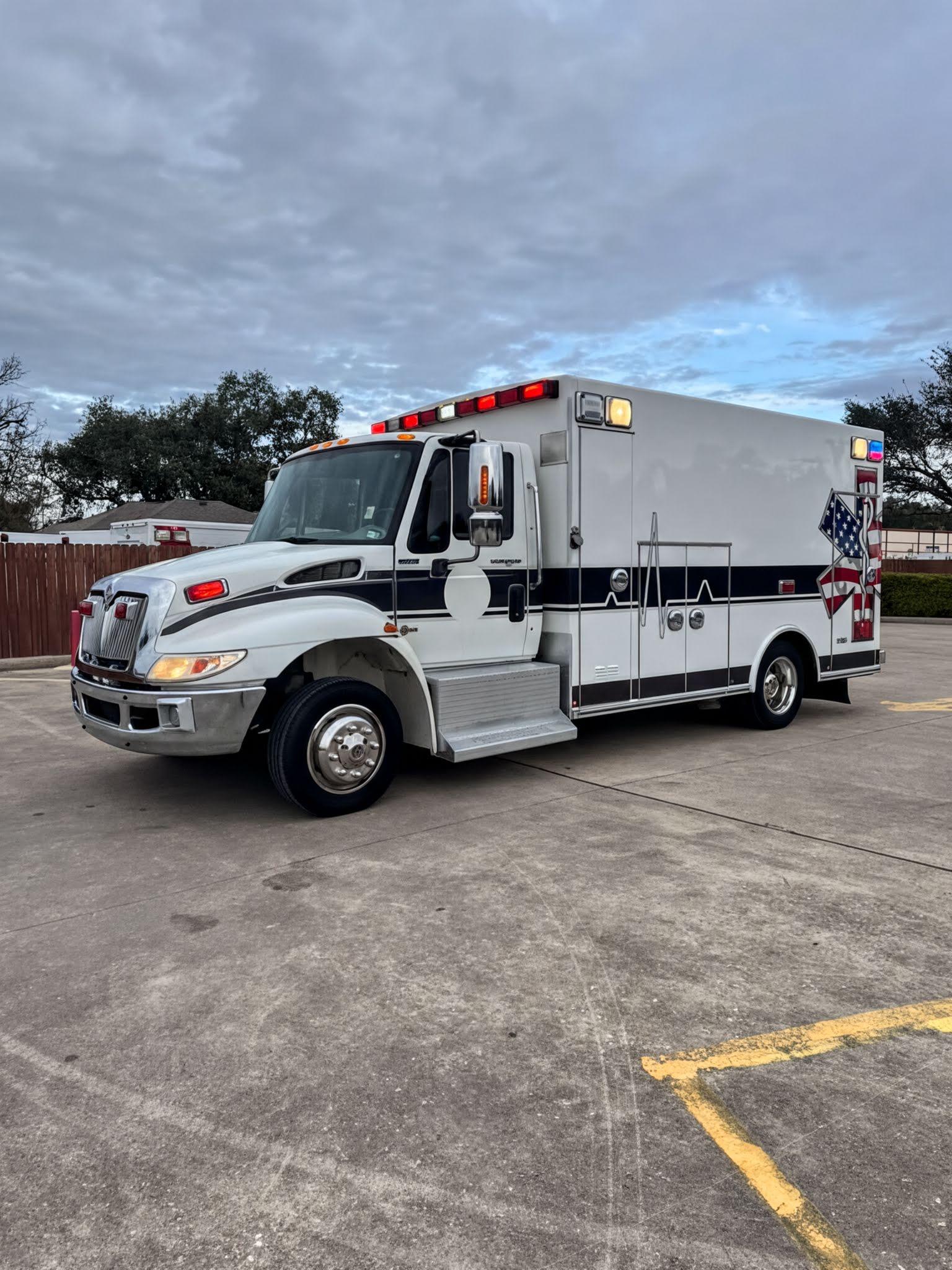 2010 Braun International Type I Ambulance - image 1