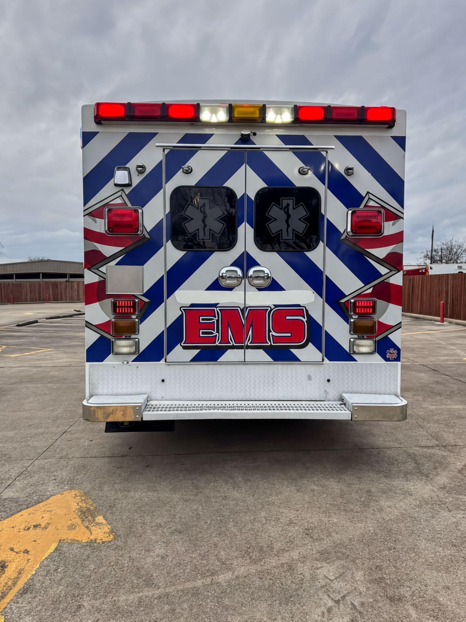 2010 Braun International Type I Ambulance - image 4