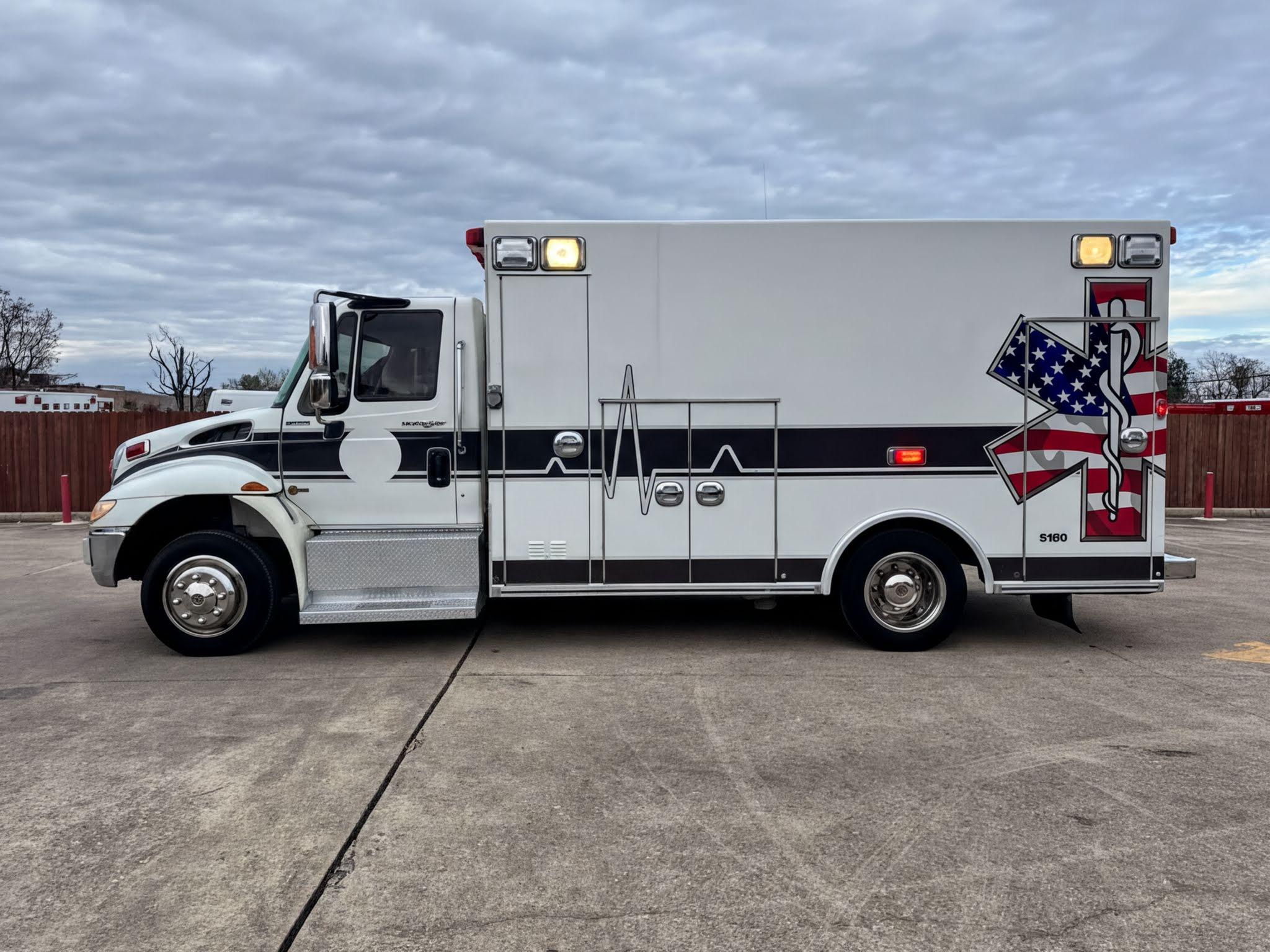 2010 Braun International Type I Ambulance - image 2
