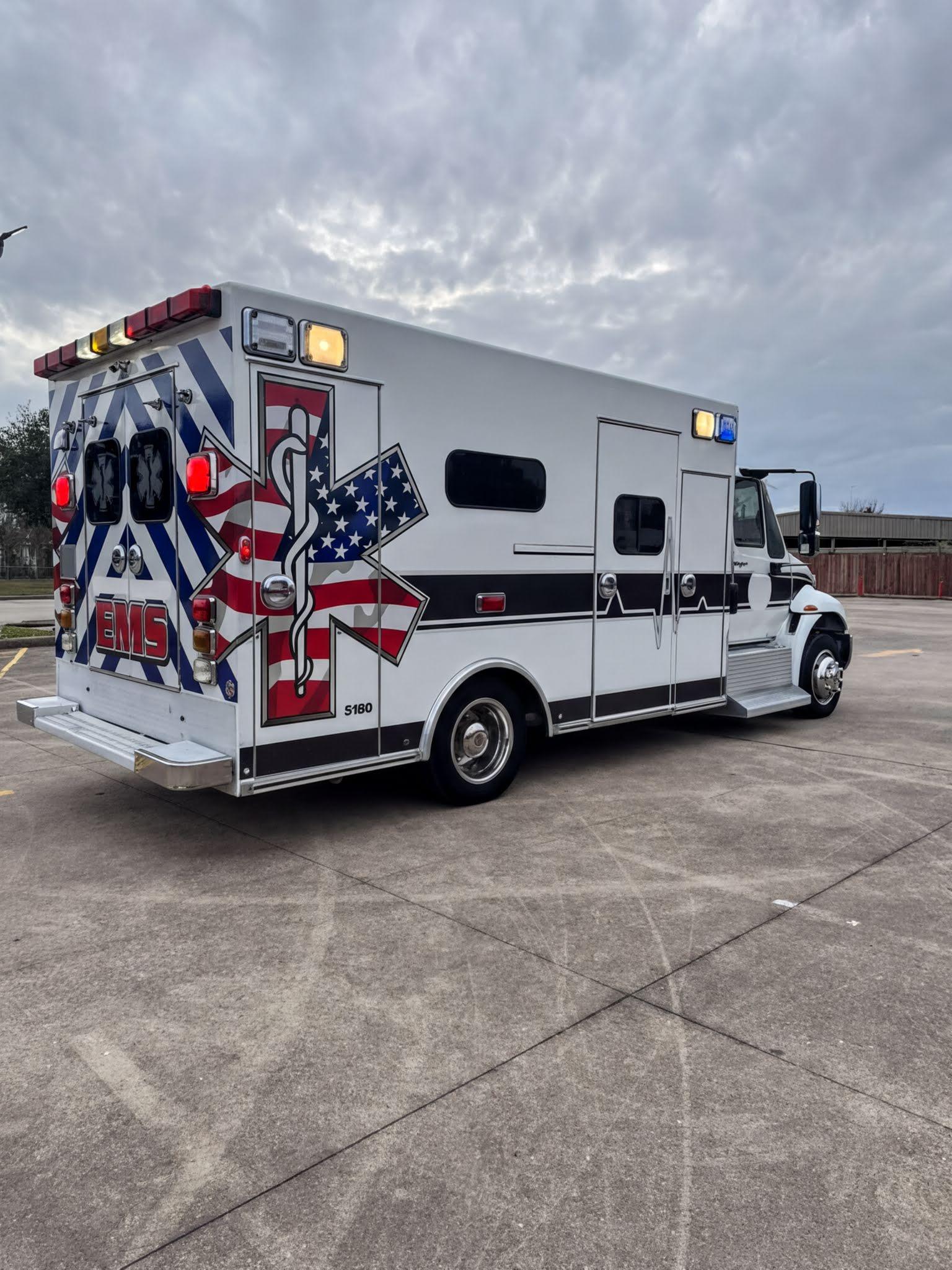 2010 Braun International Type I Ambulance - image 5
