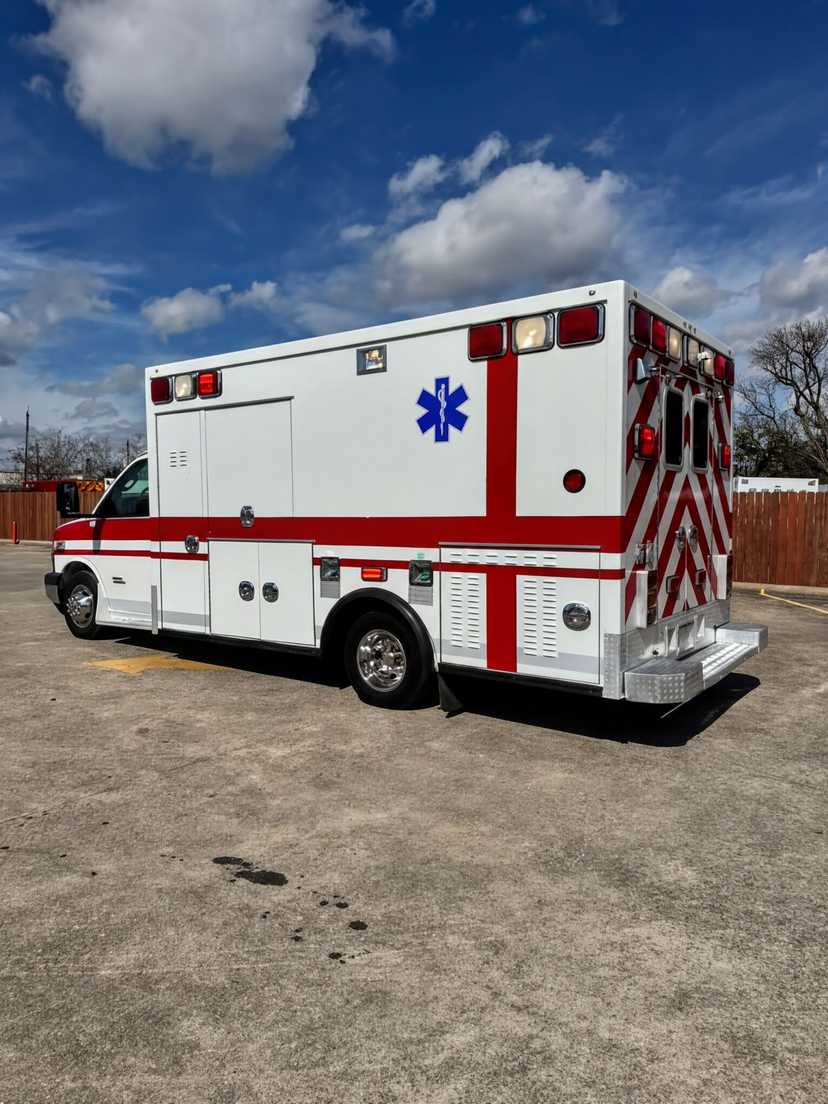 2016 Taylor Made Chevrolet Type III Ambulance — photo 3