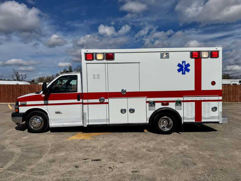 2016 Taylor Made Chevrolet Type III Ambulance — photo 2