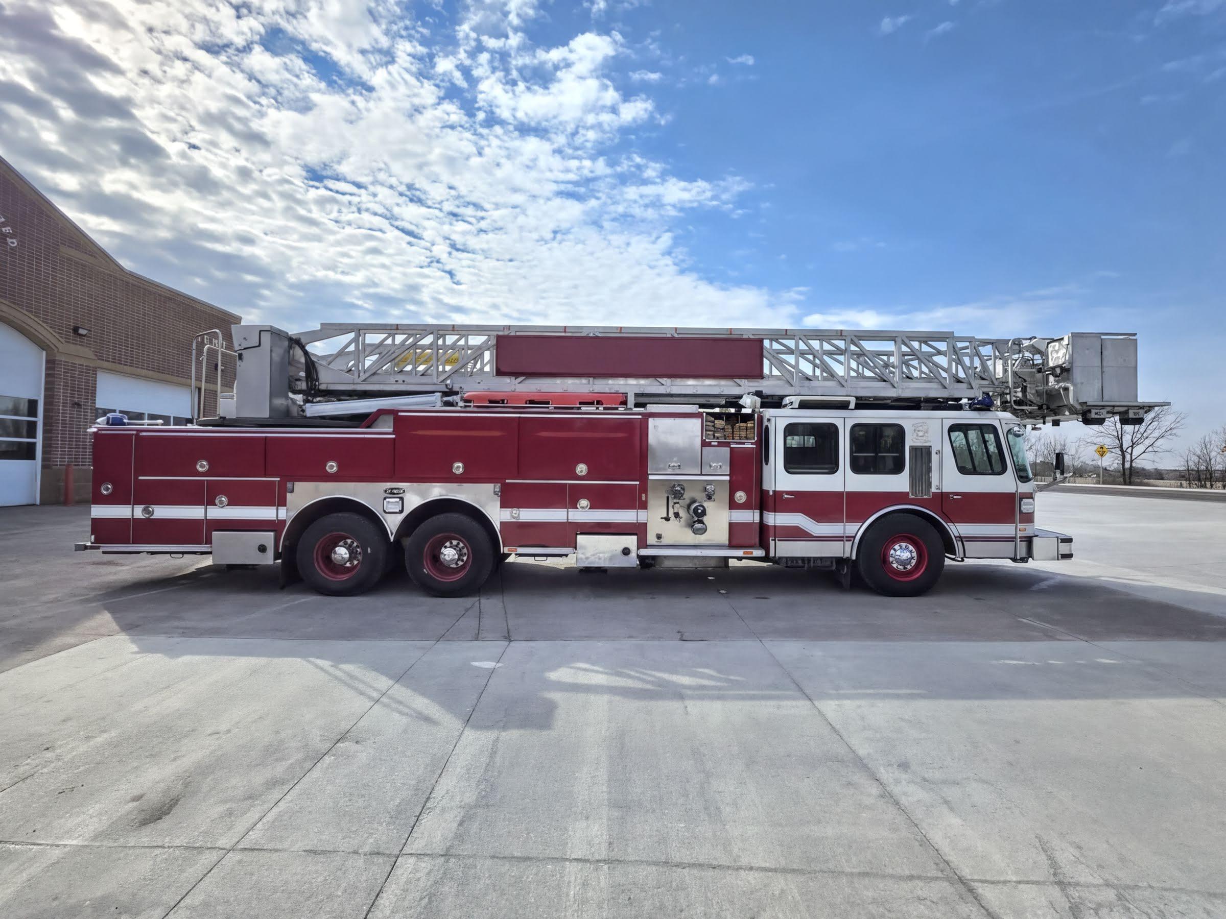 1990 E-One 95' Aerial - image 2