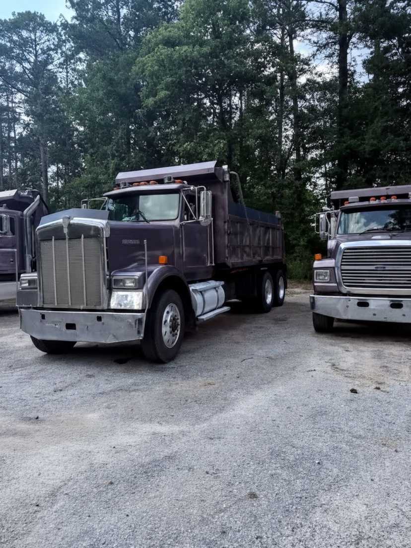 1997 Ford L900 Dump Truck — photo 4