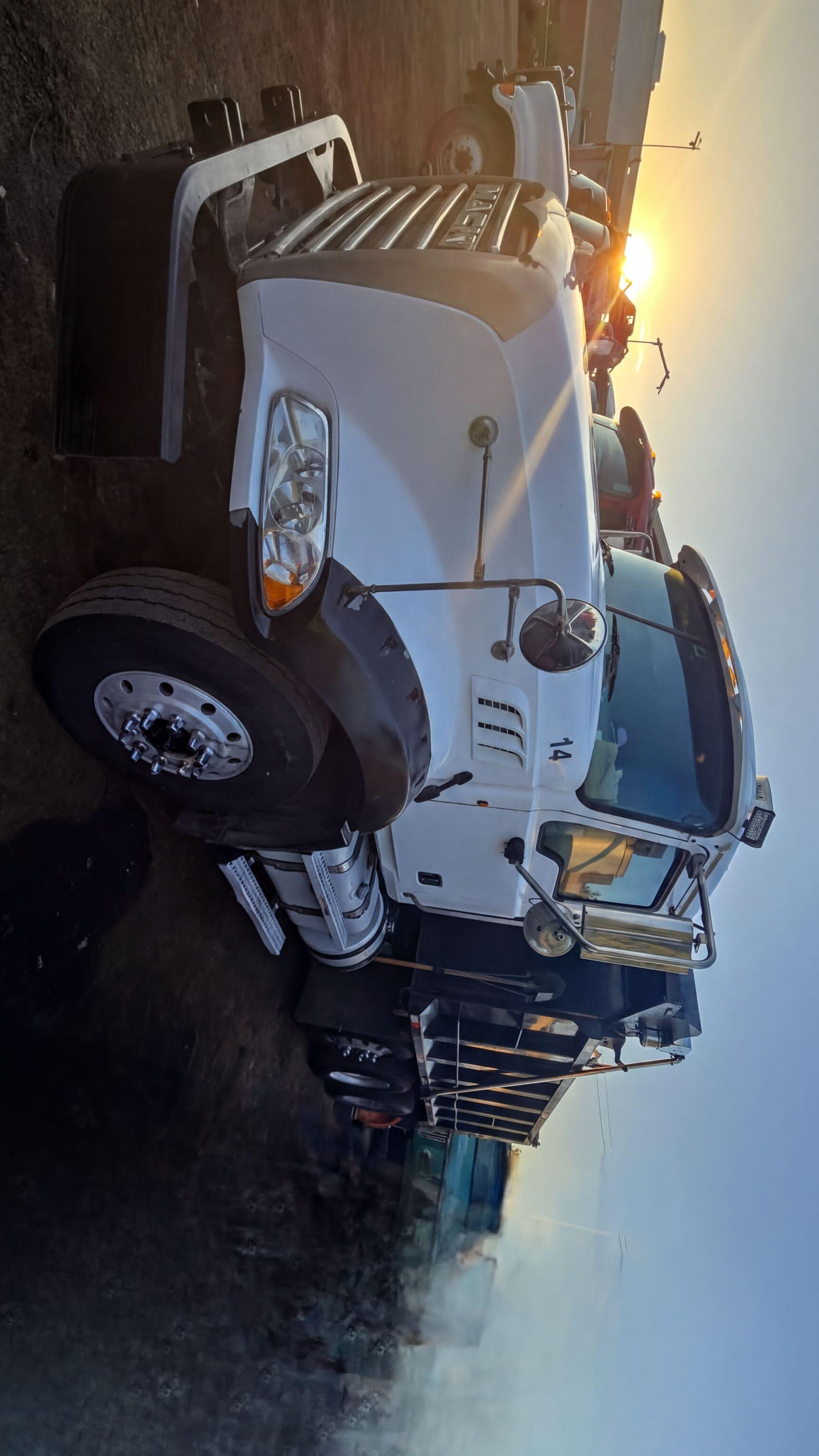 2014 Mack Gu813 Dump Truck - image 2