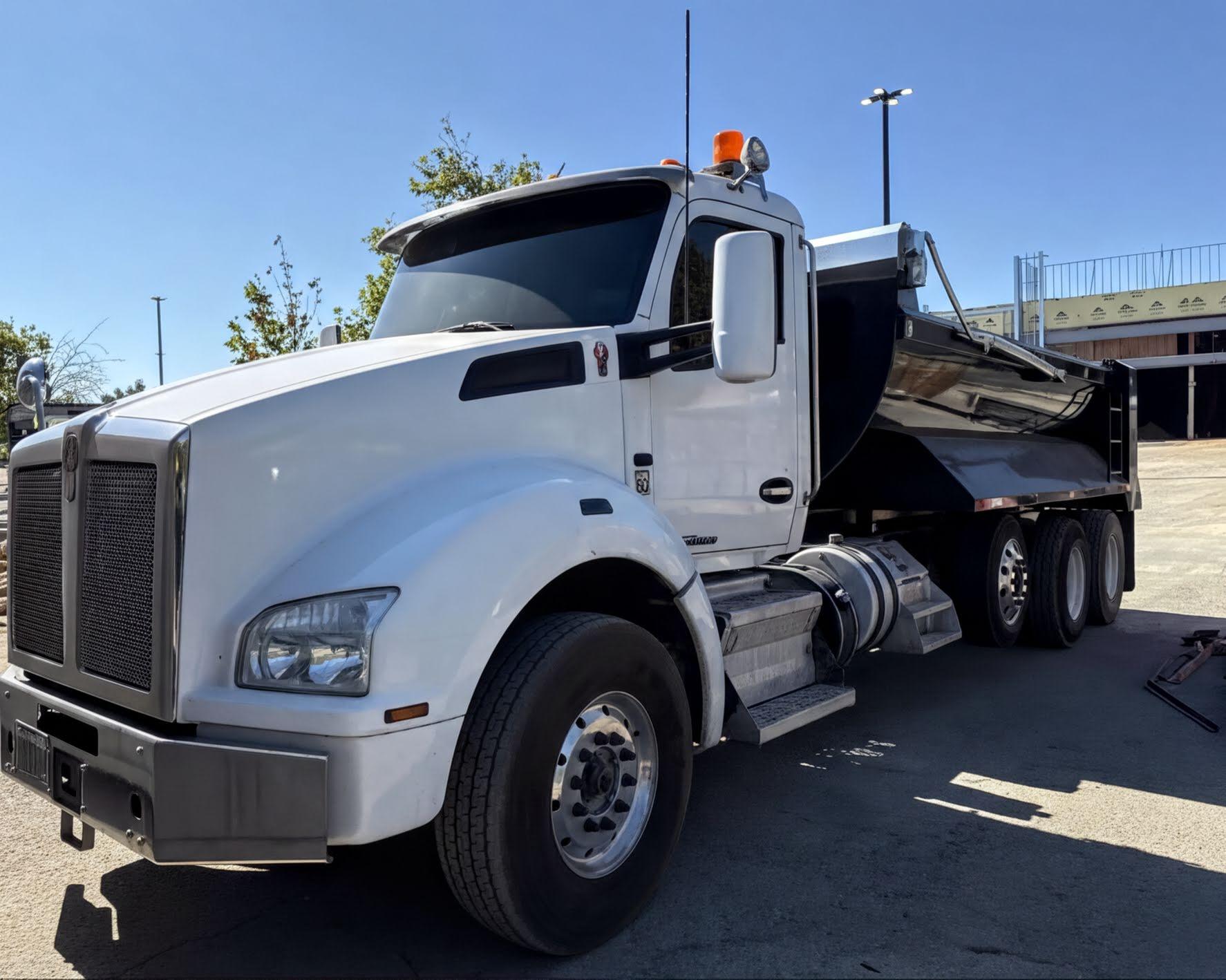 2018 Kenworth T880 Dump Truck - image 1