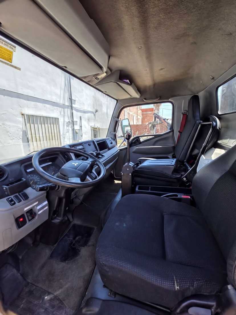 2021 Hino Hooklift — photo 3
