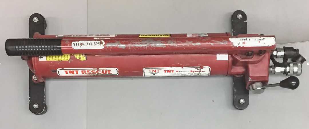 TNT Rescue P157D Model C 10,000 PSI Two-Stage Hydraulic Hand Pump (M10)