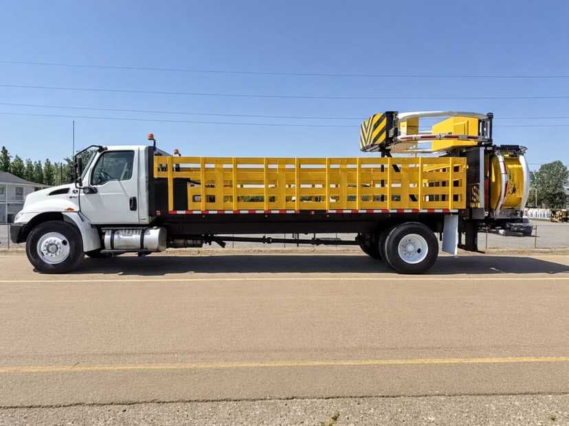 2020 International MV Scorpion II Attenuator Truck — photo 2