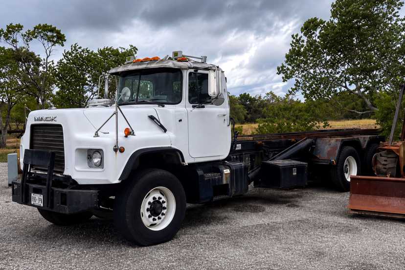 1999 Mack G&H Roll-Off — photo 2