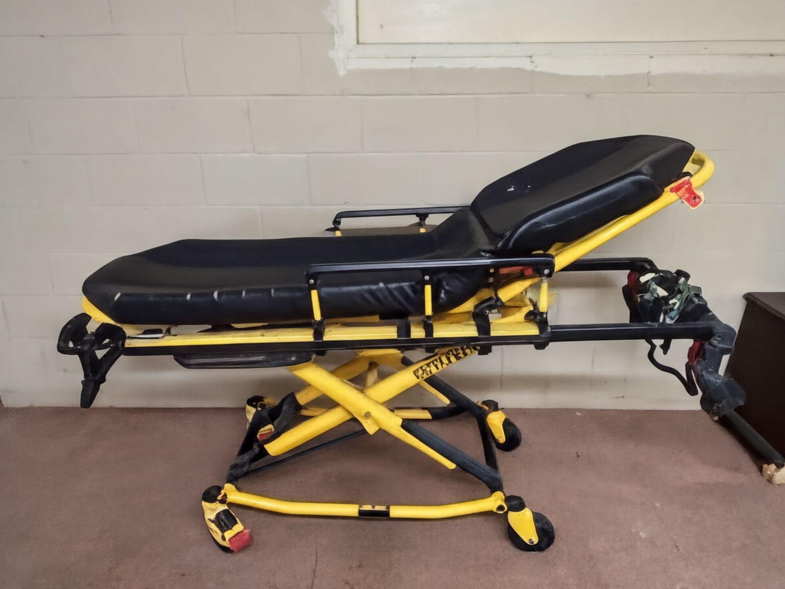 Stryker Manuel Stretcher - image 4
