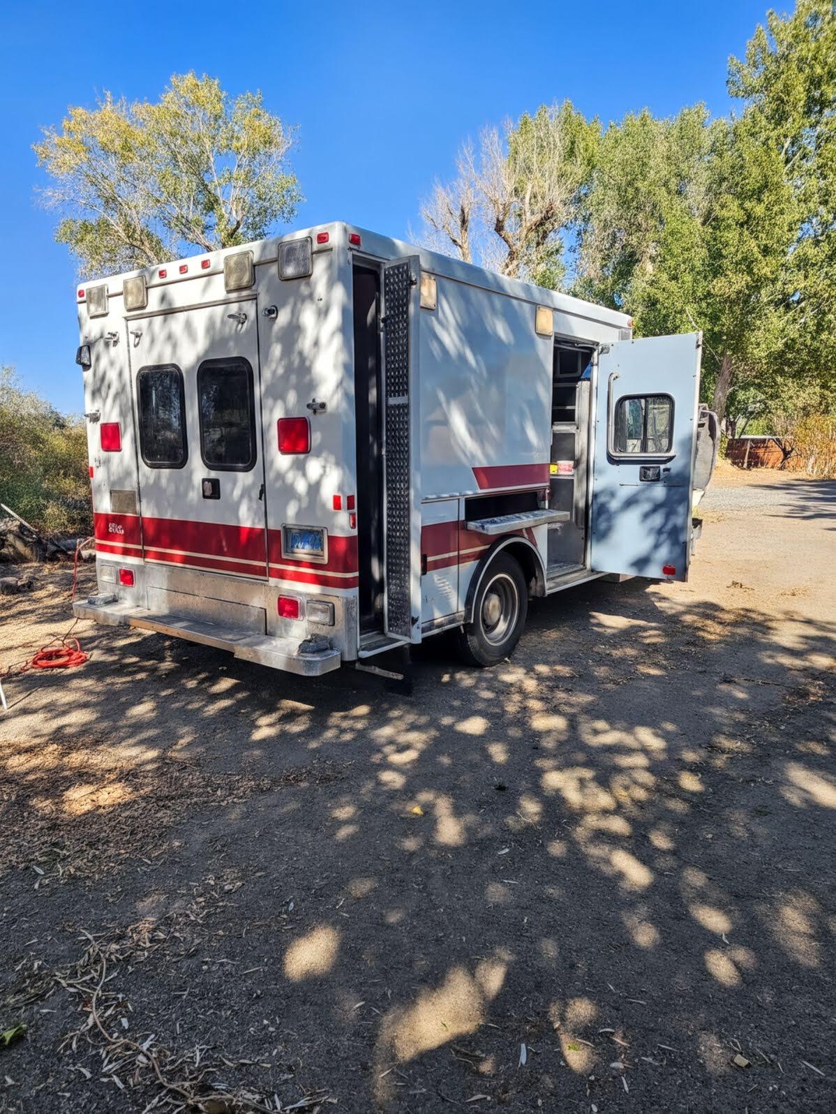 1995 International 4700 Type I Ambulance - image 3