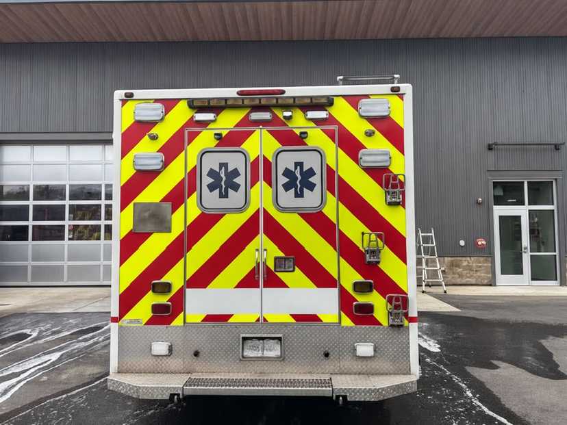 2015 LifeLine Ford 4x4 Type I Ambulance — photo 3