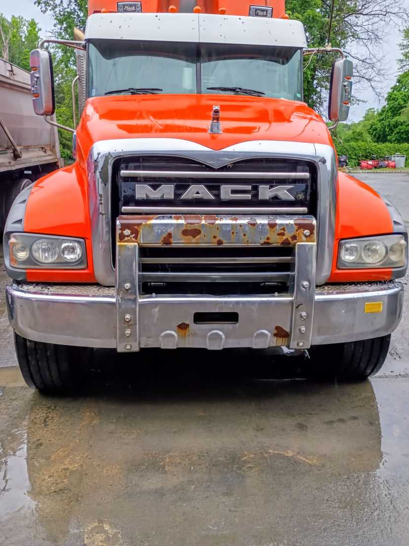 2017 Mack Dump Truck — photo 2